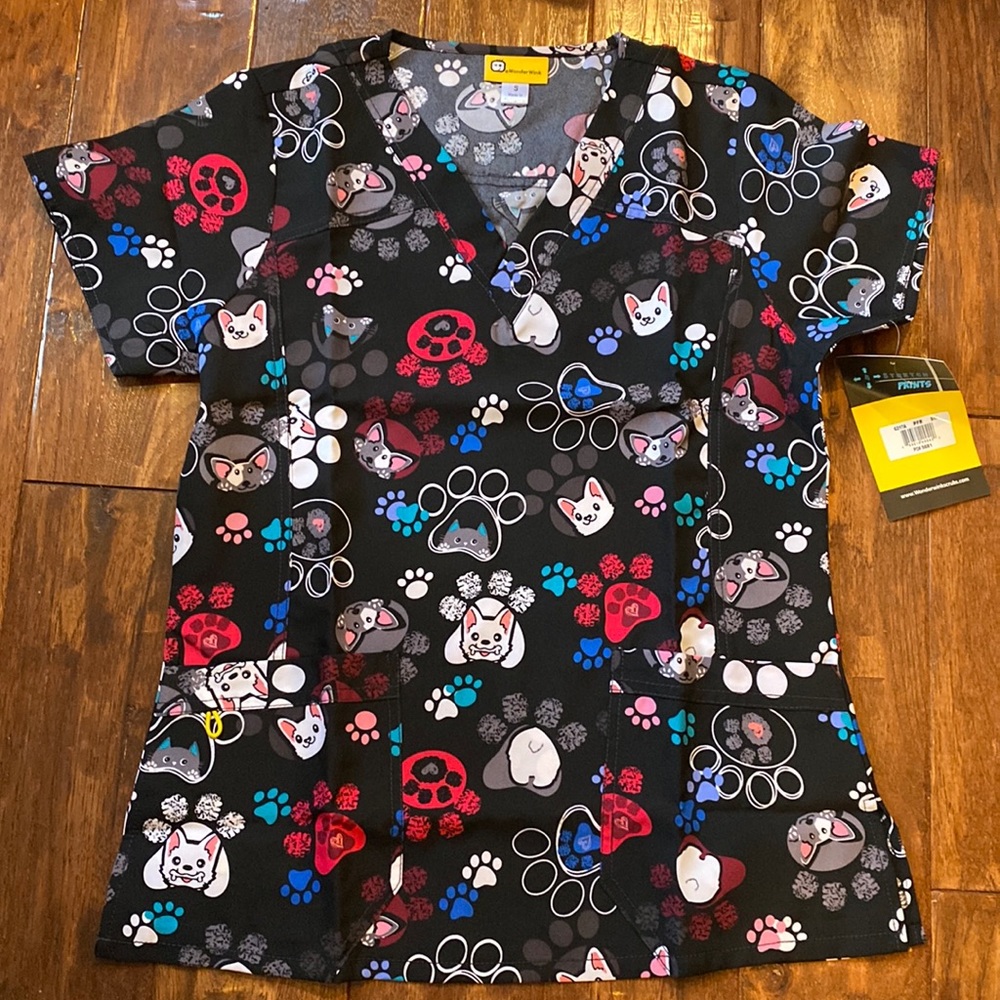 Wonder Wink Print Scrub Top. NWT Women’s Small